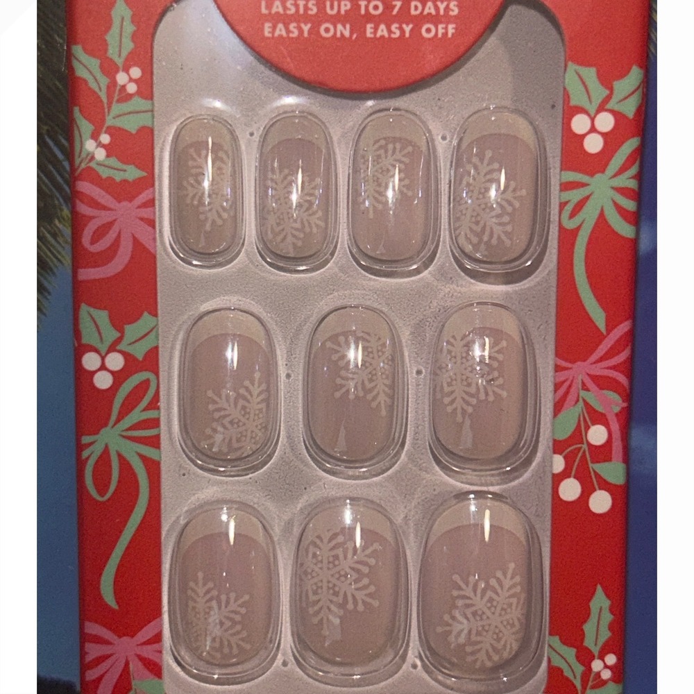 Olive & June Super Effects Press-On Nails Short Snowflake French 32ct New